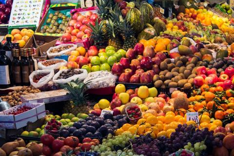 Food market with veggies and fruits.